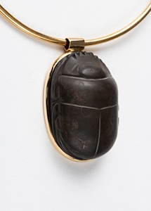 UNIQUE PENDANT WITH AN IMPORTANT EGYPTIAN NEW KINGDOM HEART SCARAB
