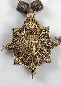 UNIQUE NECKLACE COMPOSED OF A SICILIAN MONUMENTAL PROCESSION ROSARY AND A CASTILLAN PENDANT FROM A TRADITIONAL COSTUME