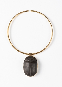 UNIQUE PENDANT WITH AN IMPORTANT EGYPTIAN NEW KINGDOM HEART SCARAB